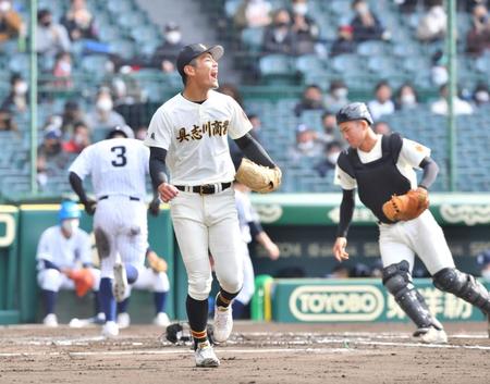 　２回、村上の中前打で二走・広田（３）が本塁を突くも、中堅手・大城の好返球で阻止し、ほえる具志川商・新川（中央）（撮影・吉澤敬太）