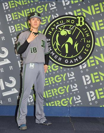 夏の陣２０２１ユニホームを着て、ポーズを決めるオリックス・山本由伸