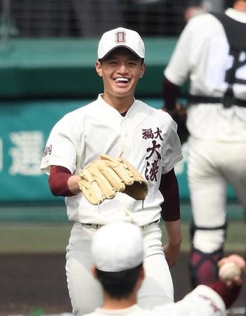 　３回、チームメートに笑顔を見せる福岡大大濠・毛利（撮影・伊藤笙子）