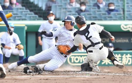 　２回、村上の中前打で二走・広田（左）が本塁を突くも、中堅手・大城の好返球でアウトになる（撮影・吉澤敬太）