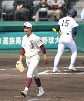 　６回、大崎（奥）から空振り三振を奪い、雄たけびを上げる福岡大大濠・毛利（撮影・伊藤笙子）