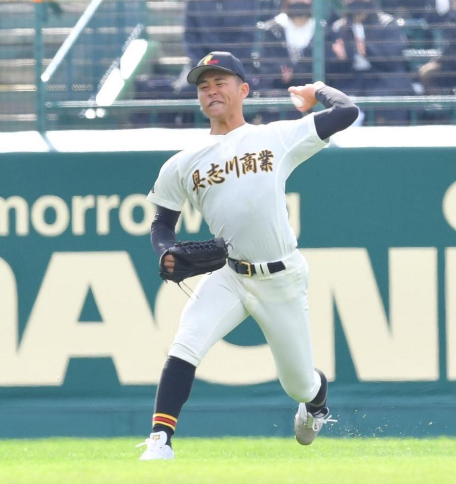 　２回、村上の中前打で二走・広田が本塁を突くも、好返球でアウトに仕留めた中堅手・大城（撮影・吉澤敬太）