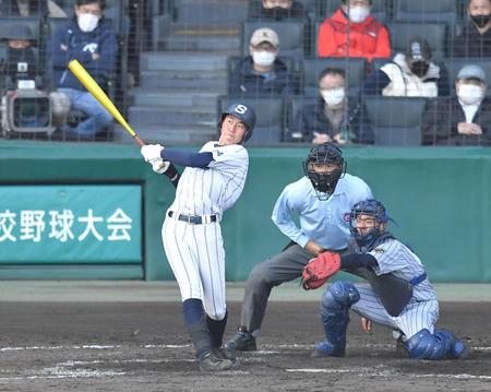 　１２回、サヨナラ二塁打を放つ広島新庄・花田（撮影・伊藤笙子）