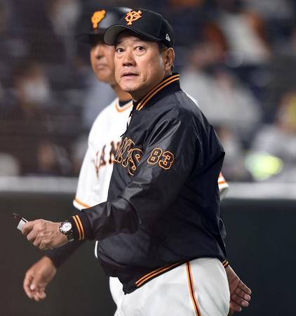 　選手交代を告げてベンチに戻る巨人・原監督