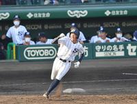 　１２回、サヨナラ二塁打を放ち、一塁上でガッツポーズの広島新庄・花田（撮影・伊藤笙子）