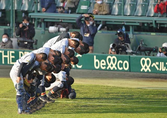 【写真】スタンドに一礼する上田西ナイン　泣き崩れてしゃがみ込む山口