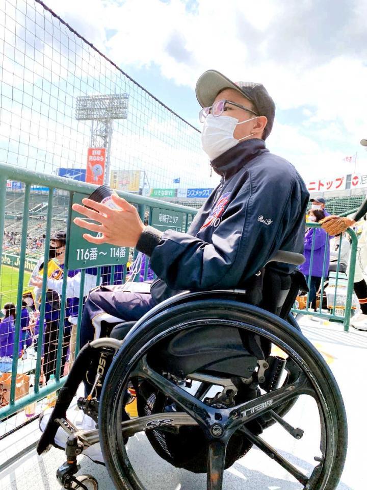 　アルプスからエールを送る山城マネジャー（撮影・永井優花）