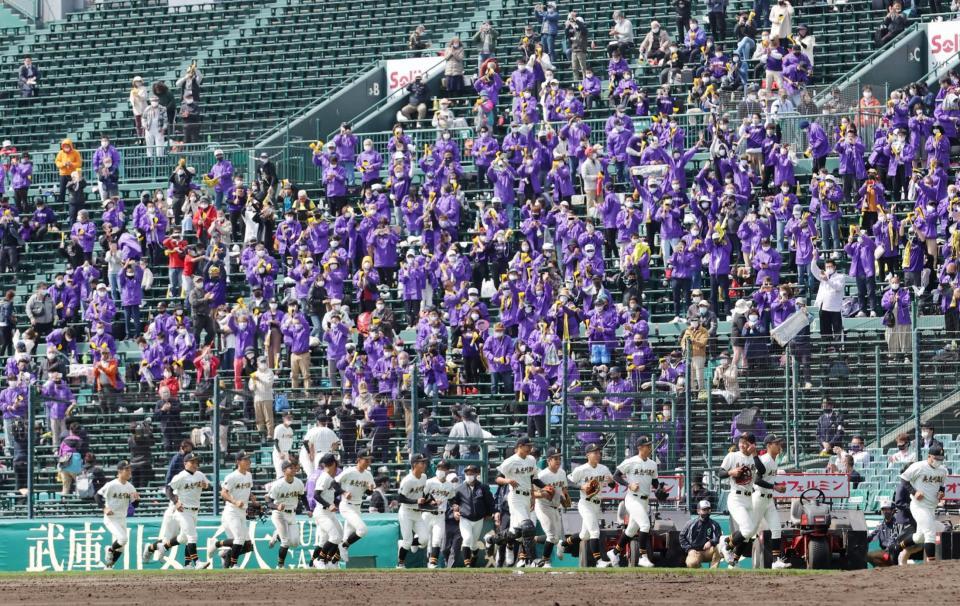 甲子園で初勝利を挙げたナインをたたえる具志川商の応援団　