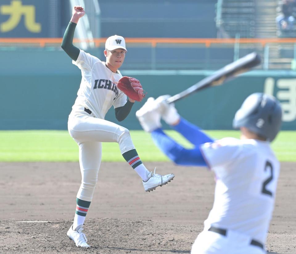 　４回、県岐阜商・高木翔斗（手前）相手に力投する市和歌山・小園健太（撮影・高部洋祐）