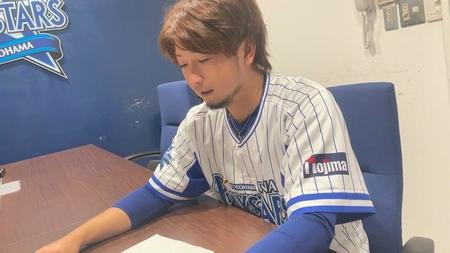 マナー放送をするＤｅＮＡ・三嶋一輝（写真・球団提供）