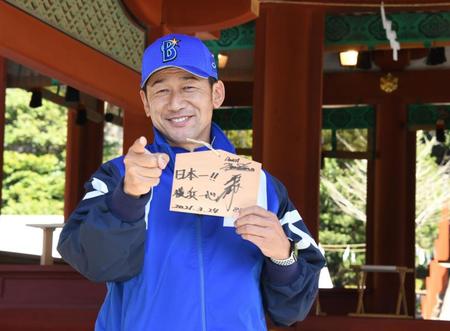絵馬に「日本一！！横浜一心」と記したＤｅＮＡ・三浦大輔監督＝神奈川県鎌倉市の鶴岡八幡宮（撮影・中田匡峻）