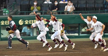 延長１３回タイブレーク戦を制し、大喜びで応援席へ向かう常総学院ナイン＝甲子園球場（撮影・吉澤敬太）