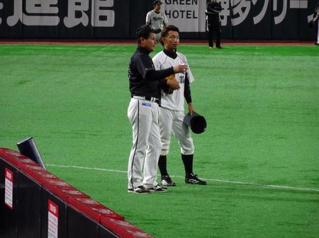 森脇野手総合兼内野守備走塁コーチ（左）と打ち合わせをするロッテ・鳥谷