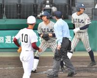 ９回、申告敬遠で出塁する敦賀気比・大島正樹（中央）＝甲子園球場（撮影・吉澤敬太）