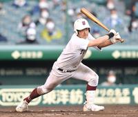 タイブレークの１３回、バスターから適時打を放つ常総学院・秋本璃空＝甲子園（撮影・伊藤笙子）