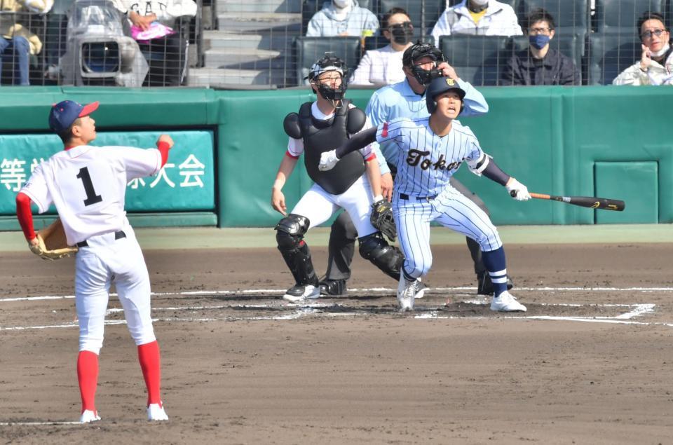 　２回、鈴木悠平（右）が、聖カタリナ学園・桜井頼之介から左越えに大会第１号のソロを放つ（撮影・吉澤敬太）