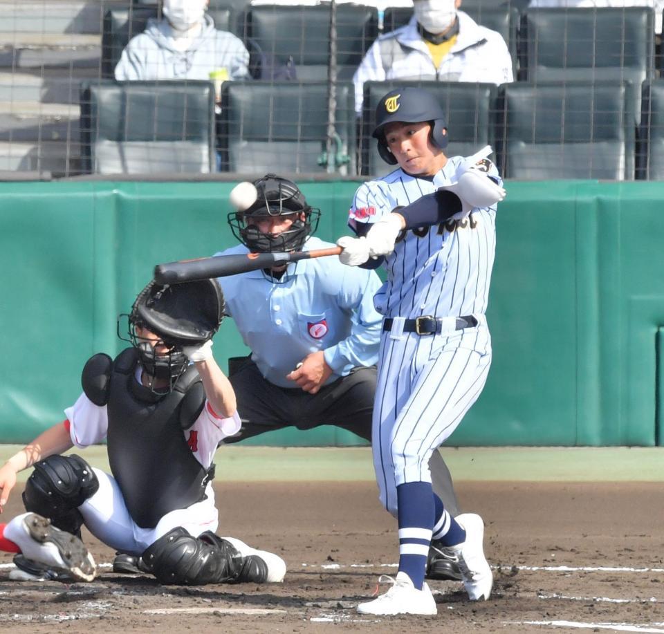 　３回、左越えに２ランを放つ千田光一郎（撮影・吉澤敬太）