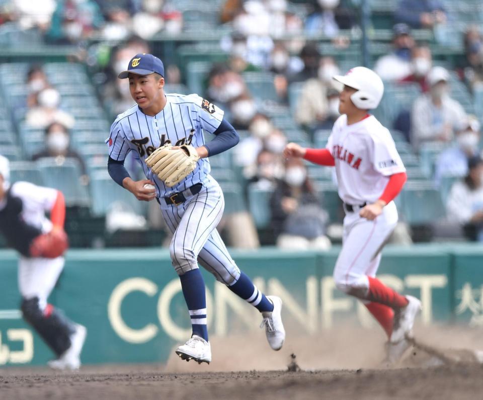 　９回、川口翔大の三ゴロを処理した東海大菅生・小池祐吏（手前、奥は二塁走者・足達遥都）＝撮影・伊藤笙子