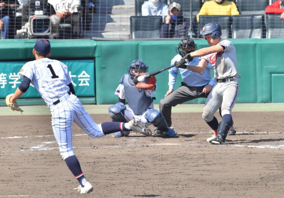 　延長１０回、柴田・谷木亮太（左）から右前に勝ち越し打を放つ中川勇斗（撮影・吉澤敬太）