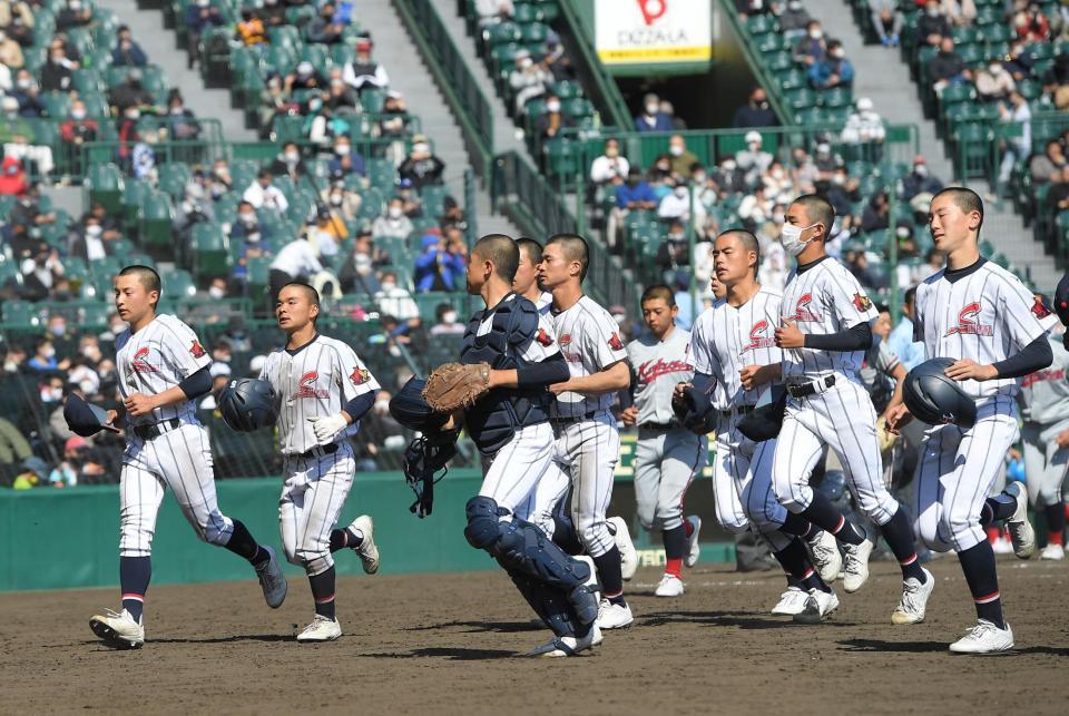 初戦敗退となった柴田ナイン＝甲子園（撮影・伊藤笙子）