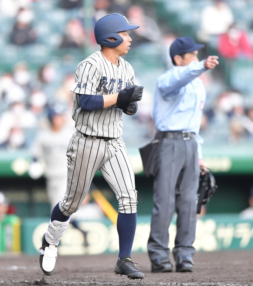 ９回、申告敬遠が宣告され、一塁へ向かう敦賀気比・大島正樹（手前）＝甲子園（撮影・伊藤笙子）