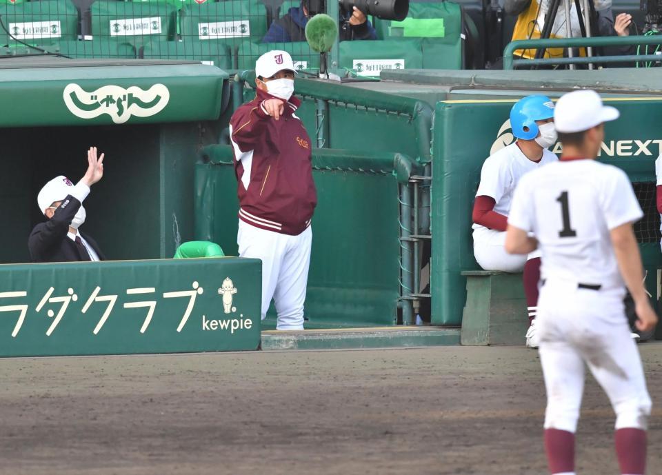 ９回、敦賀気比の打者・大島正樹の時に申告敬遠を指示する常総学院・島田直也監督＝甲子園球場（撮影・吉澤敬太）