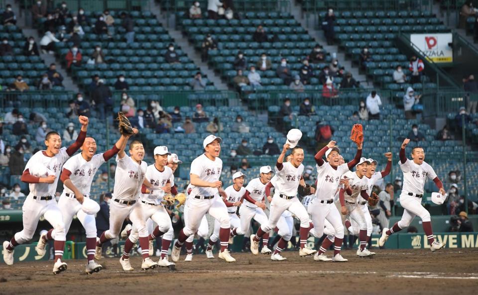 タイブレークの末、初戦を突破した常総学院ナイン＝甲子園（撮影・伊藤笙子）