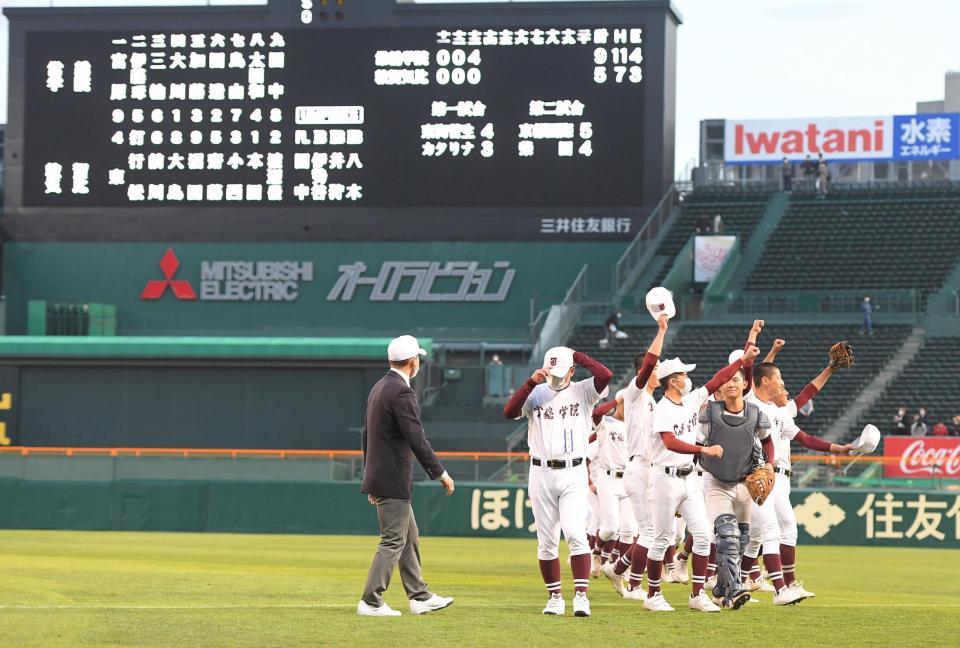 タイブレークの末に初戦突破を決めた常総学院ナイン＝甲子園（撮影・伊藤笙子）