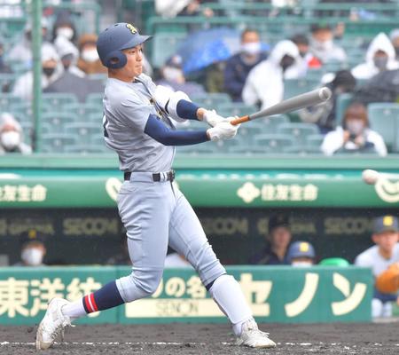 ３回、左前に適時打を放つ仙台育英の松田隆之介（撮影・吉澤敬太）