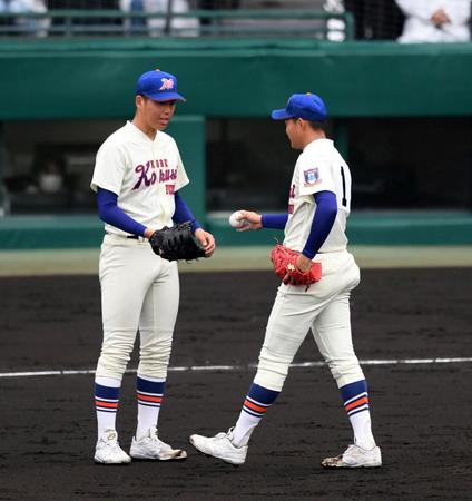 ２回仙台育英、先発した神戸国際大付・阪上（右）から神戸国際大付・楠本に投手交代＝甲子園（撮影・山口登）