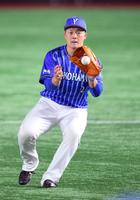 一塁でノックを受けるＤｅＮＡ・牧＝東京ドーム（撮影・佐藤厚）