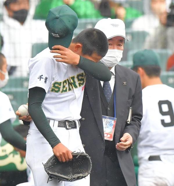専大松戸　左翼手・吉岡は号泣「絶対に捕れると思った」打球後逸でランニング弾許す