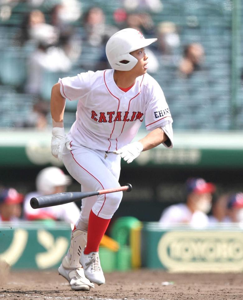 　９回、中犠飛を放つ聖カタリナ学園・田代（撮影・伊藤笙子）