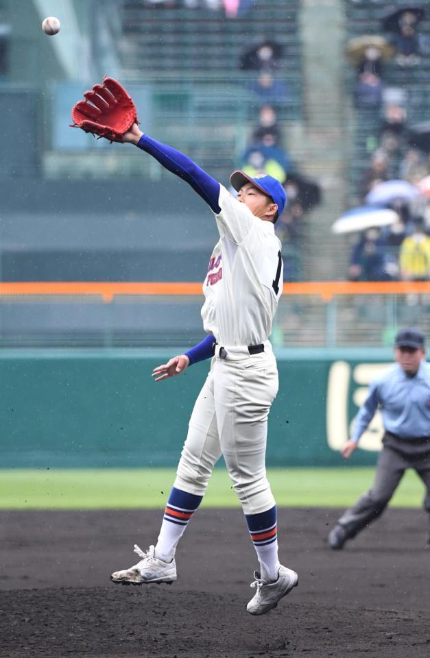 神戸国際大－仙台育英　１回仙台育英２死二、三塁、神戸国際大・阪上は仙台育英・秋山の放ったゴロに飛びつくも、届かず。２点を失う神戸国際大・阪上＝甲子園（撮影・北村雅宏）