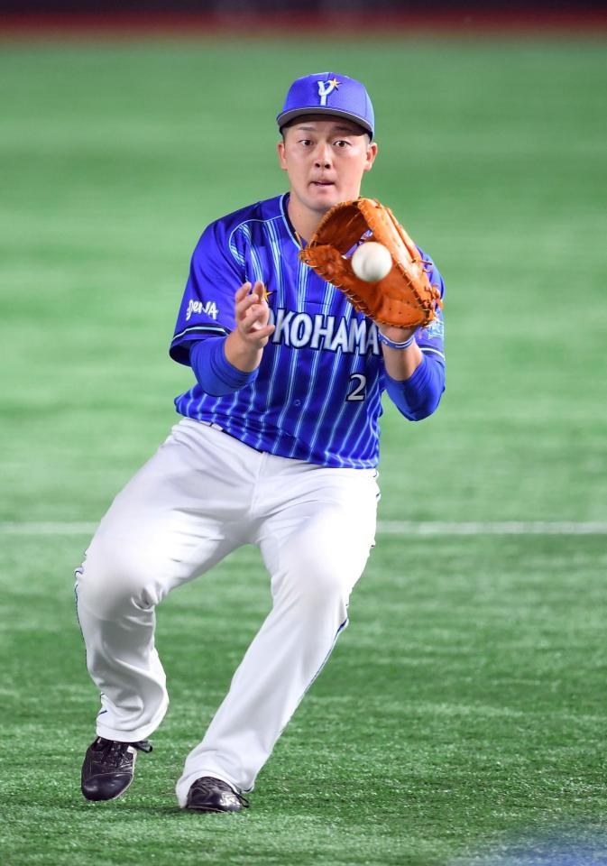 一塁でノックを受けるＤｅＮＡ・牧＝東京ドーム（撮影・佐藤厚）