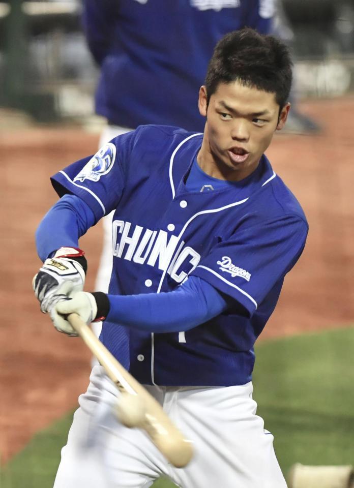 　打撃練習する中日・根尾（共同）