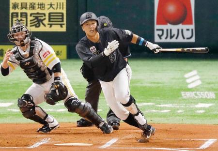 ６回、山口がプロ初安打となる左前打を放つ＝ペイペイドーム
