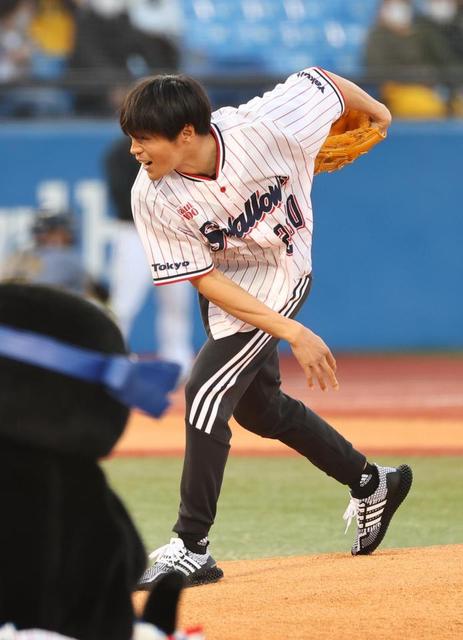 カヌー東京五輪代表・羽根田が神宮で始球式「勇気をもらいました」