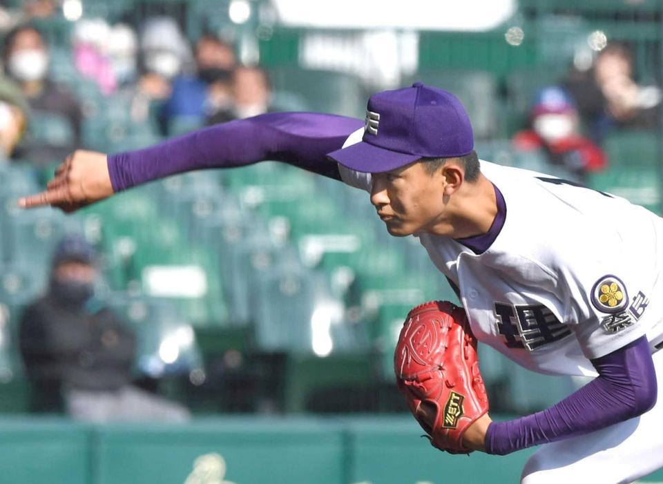 　力投する天理・達