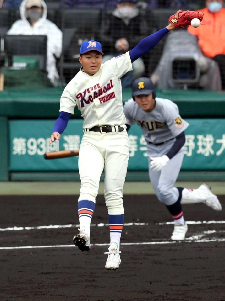 　１回、仙台育英・秋山に先制適時打を許す神戸国際大付・阪上