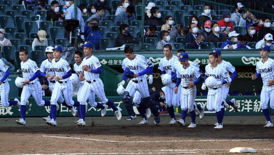 　天理に敗れ、応援団にあいさつに向かう健大高崎ナイン