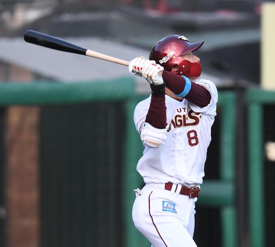 　１回、左越えに先頭打者本塁打を放つ辰己（撮影・金田祐二）