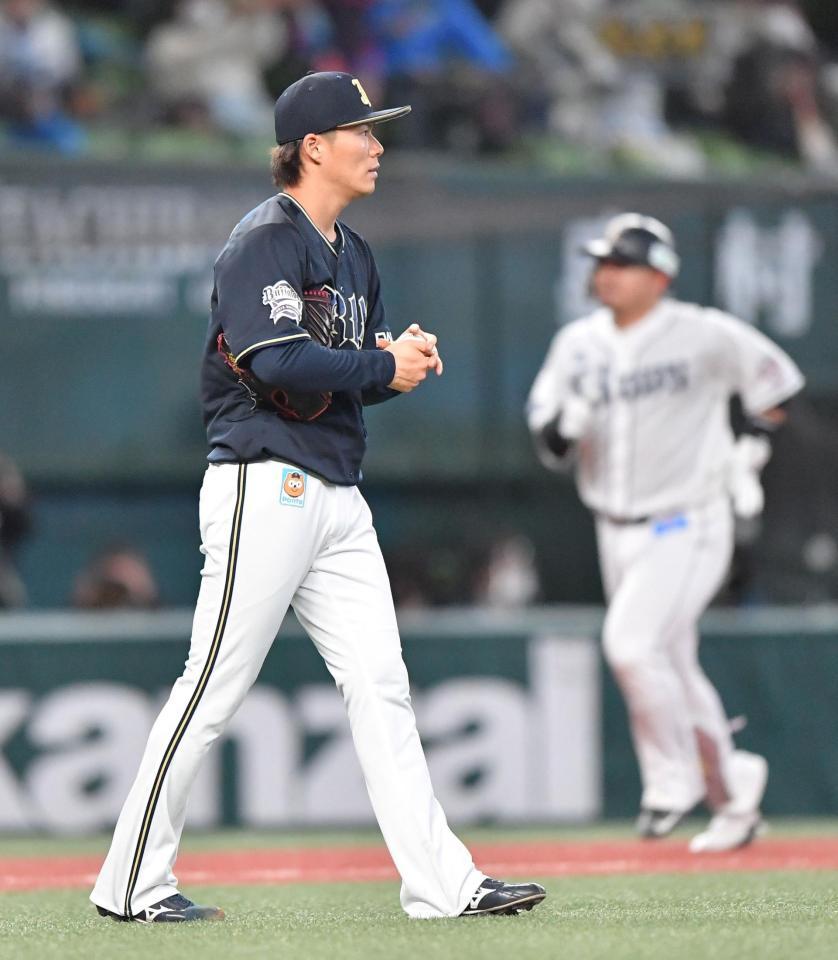 　３回、森（右）に本塁打を浴びた山本（撮影・伊藤笙子）