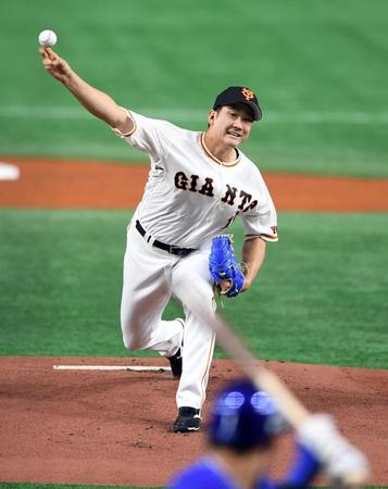 　１回、桑原（下）に開幕第１球を投じる菅野（撮影・佐藤厚）