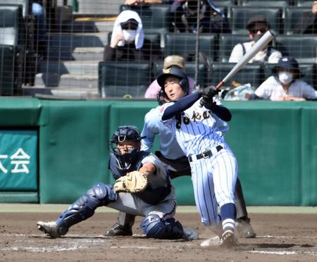 　９回、代打の東海大菅生・多井が右翼線にサヨナラ二塁打を放つ（撮影・山口登）