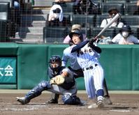 　９回、代打の東海大菅生・多井が右翼線にサヨナラ二塁打を放つ（撮影・山口登）