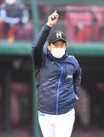 　厳しい表情で選手交代を告げた栗山監督（撮影・金田祐二）