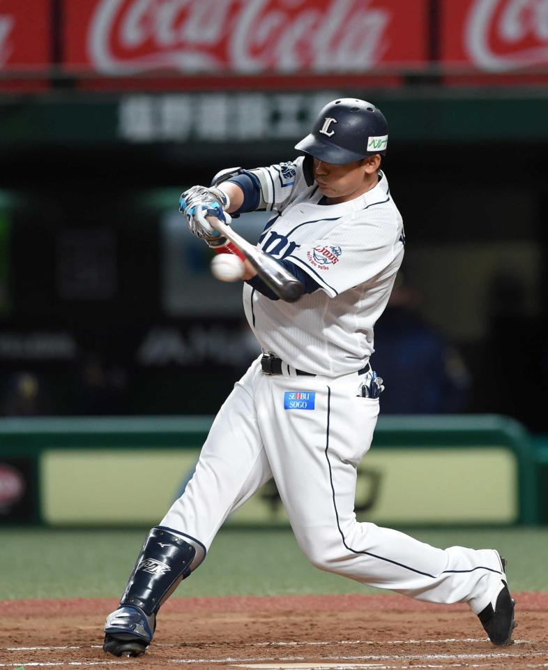 　１回、中前に適時打を放つ栗山