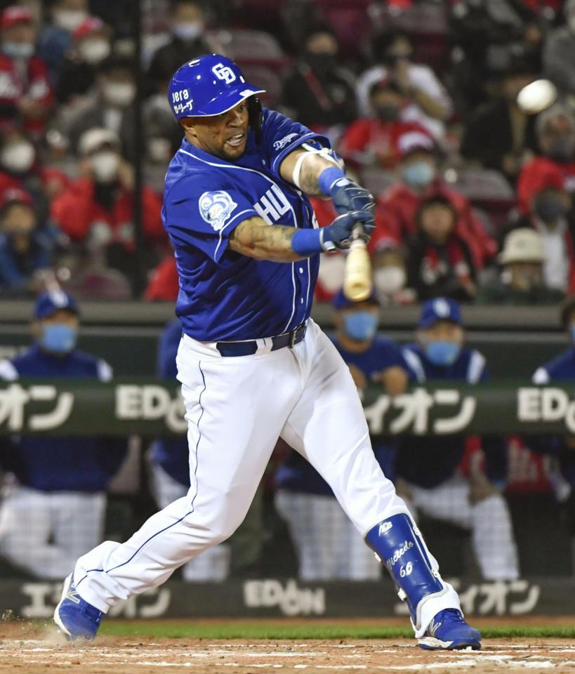 　８回、中日・ビシエドが右越えに逆転２ランを放つ（共同）