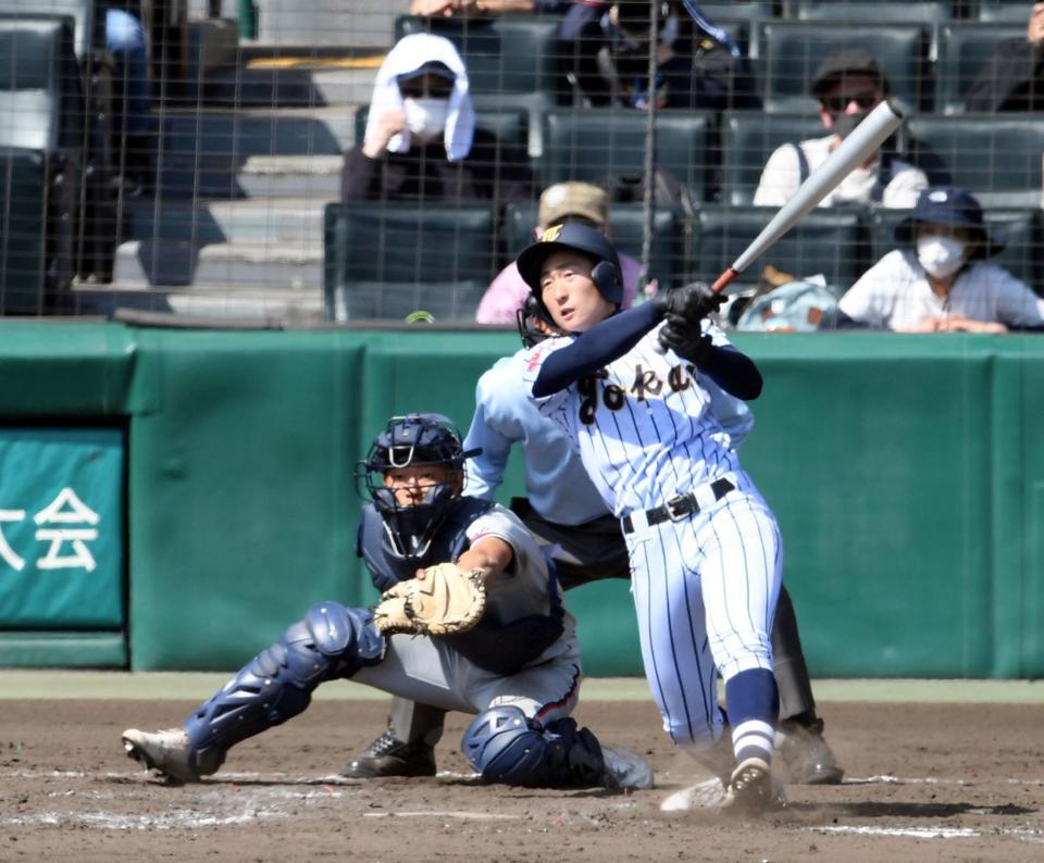 　９回、代打の東海大菅生・多井が右翼線にサヨナラ二塁打を放つ（撮影・山口登）